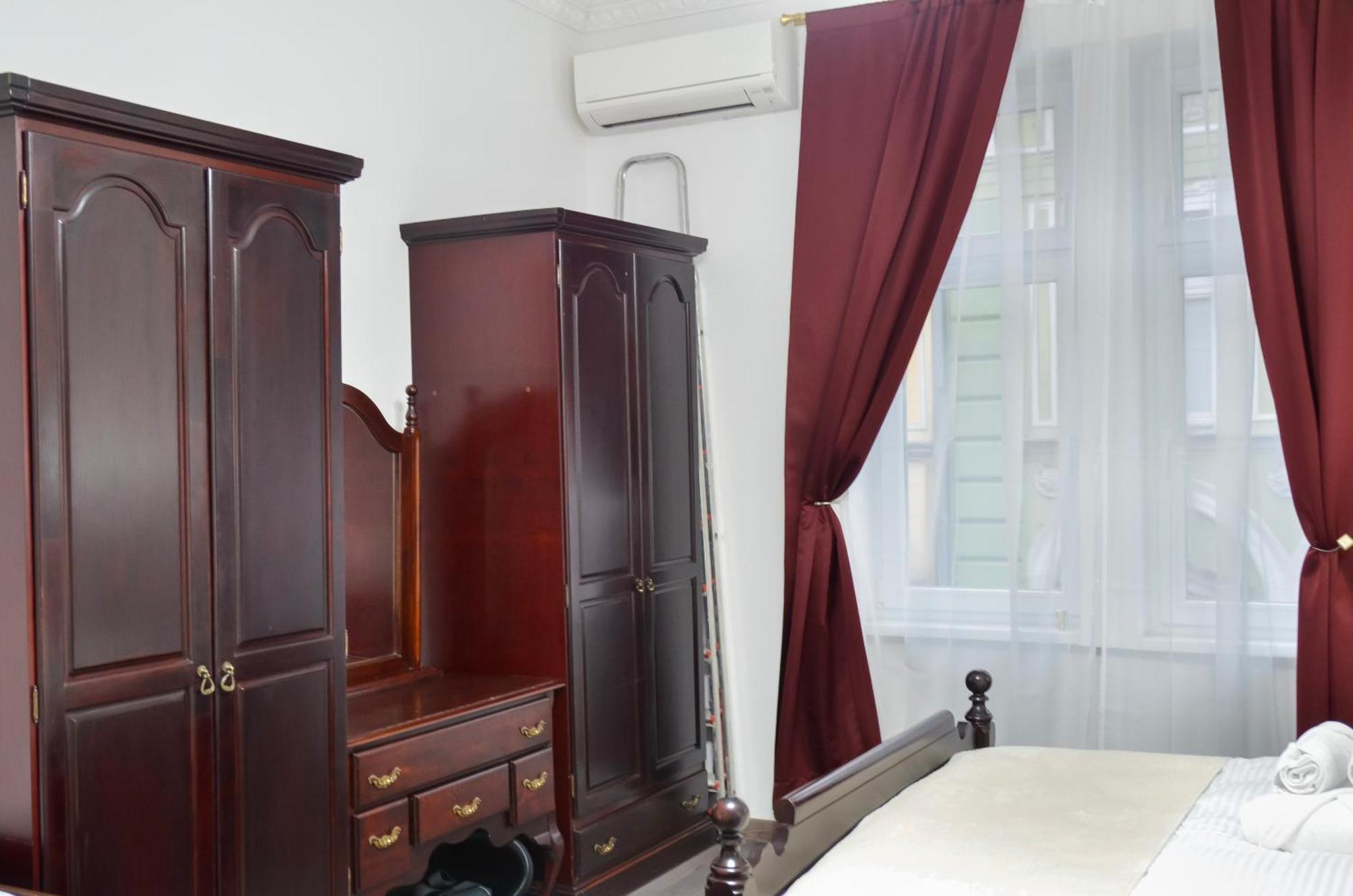Main Street Retreat Apartment With Free Parking ซาราเยโว ภายนอก รูปภาพ