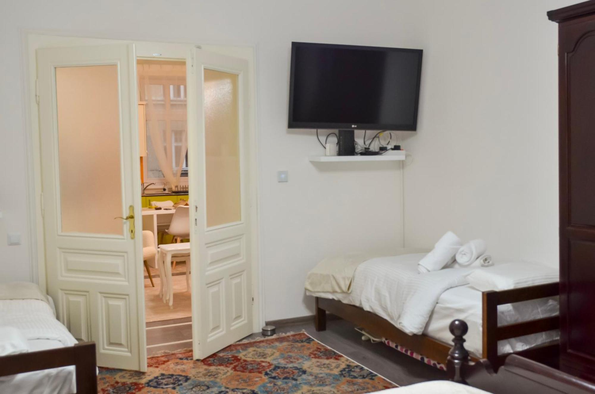 Main Street Retreat Apartment With Free Parking ซาราเยโว ภายนอก รูปภาพ