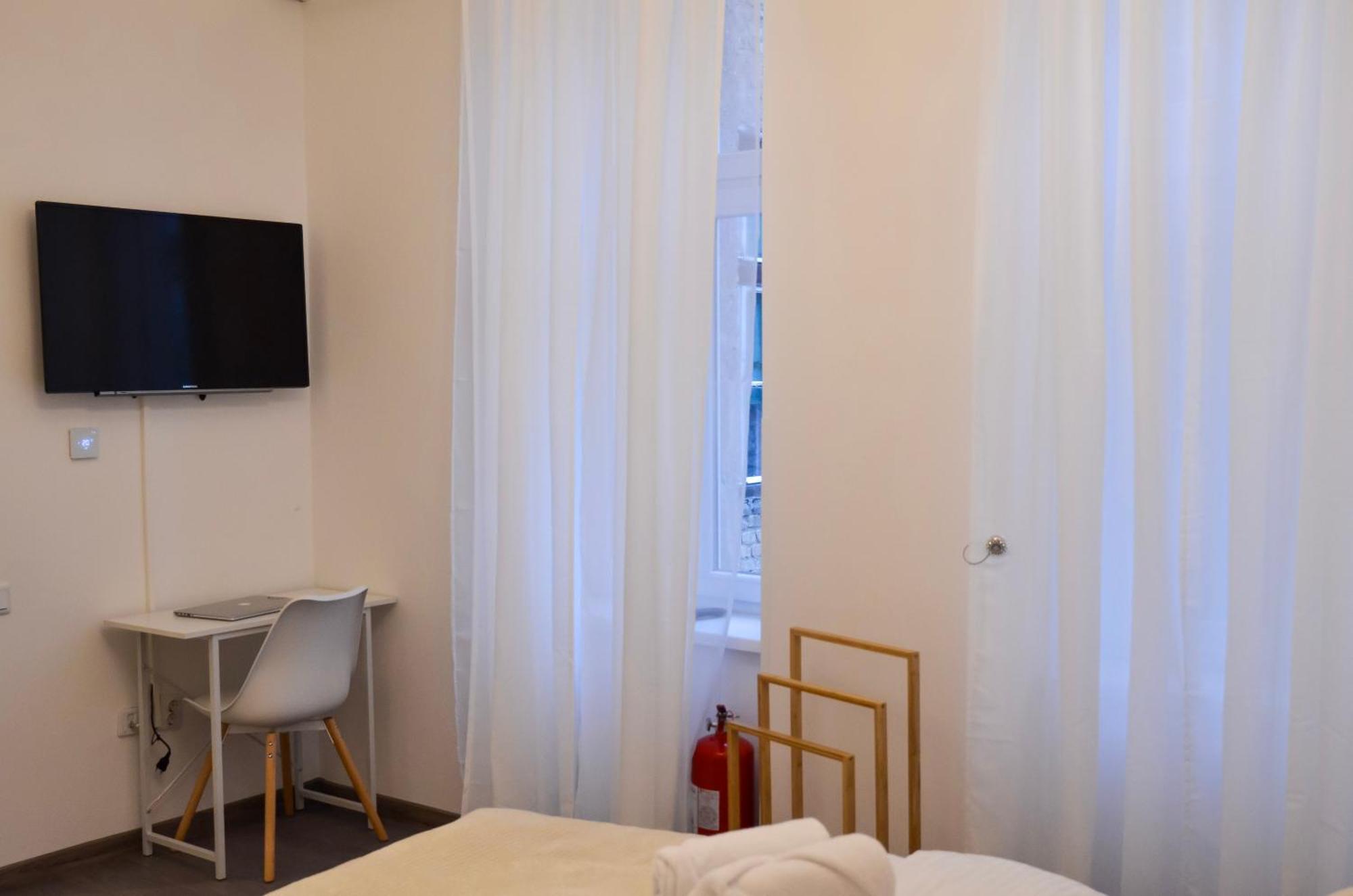 Main Street Retreat Apartment With Free Parking ซาราเยโว ภายนอก รูปภาพ