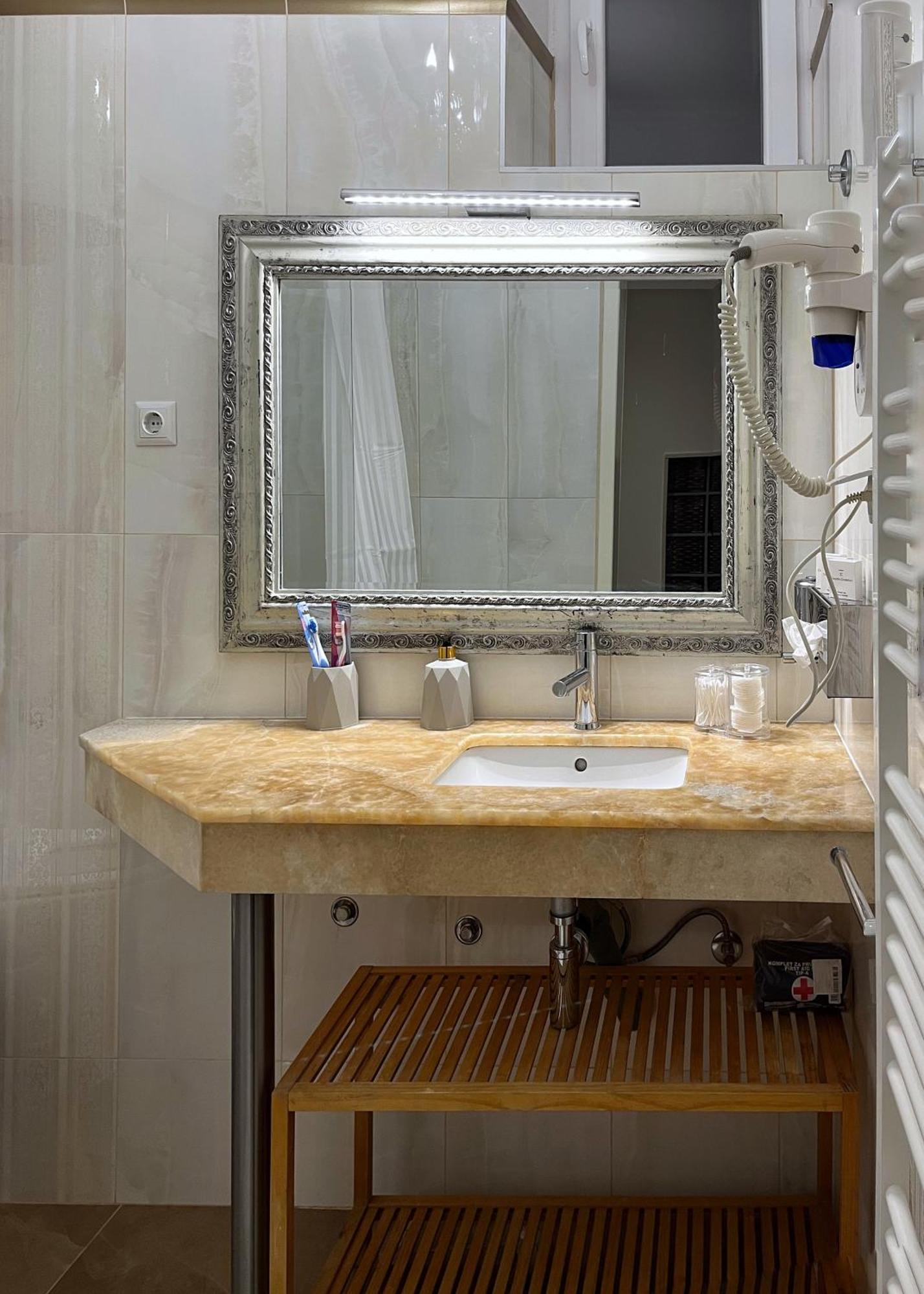 Main Street Retreat Apartment With Free Parking ซาราเยโว ภายนอก รูปภาพ