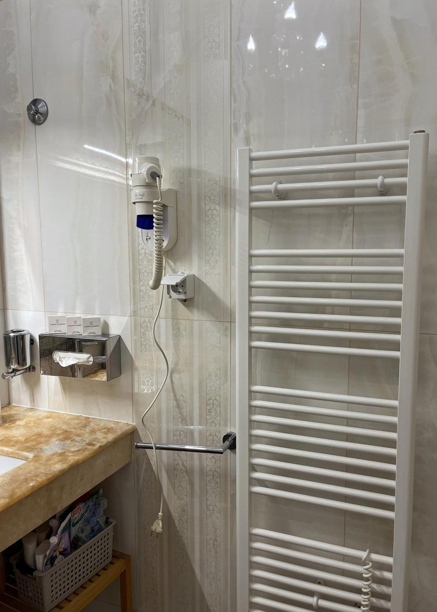 Main Street Retreat Apartment With Free Parking ซาราเยโว ภายนอก รูปภาพ